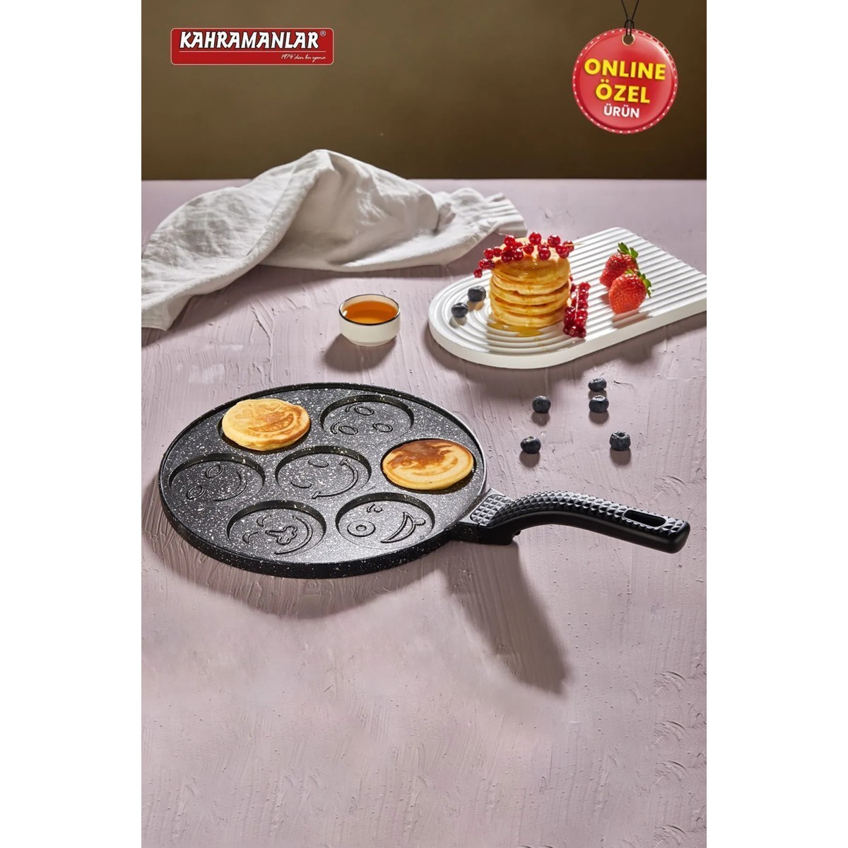 110000823984424.jpg Kahramanlar Helegra 28 cm Siyah Döküm Granit Pankek Tavası Gülen Yüz Desenli - Görsel 1