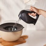 Karaca El Mikseri 425 W Paslanmaz Çelik Çırpıcı ve Yoğurma Aparatlı Ergonomik Shiny Black Tasarım - Görsel 2