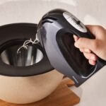 Karaca El Mikseri 425 W Paslanmaz Çelik Çırpıcı ve Yoğurma Aparatlı Ergonomik Shiny Black Tasarım - Görsel 3