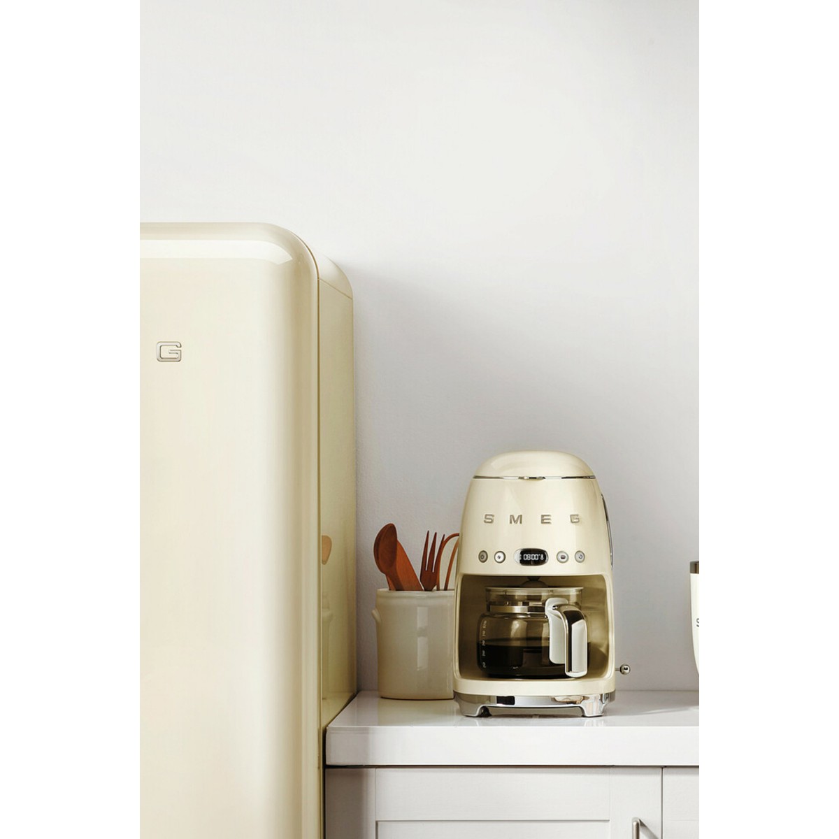 110001190586398.jpg Smeg DCF02CREU Krem Renk Filtre Kahve Makinesi – Şık Tasarım, Yüksek Demleme Performansı ve 1,4 L Kapasite - Görsel 1