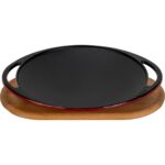 Lava Döküm Yuvarlak Saç Kavurma Tavası Döküm Demir Yekpare Çift Kulplu Kayın Servis Ahşabı ÇAP(Ø)28CM.-BORDO